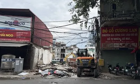 Dãy nhà xen kẹt ở Vành đai 1: Người dân bàn giao mặt bằng, bắt đầu phá dỡ