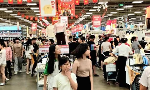 Lễ 2-9: Người dân TP.HCM đua nhau săn hàng khuyến mãi, nhiều siêu thị đông như trẩy hội
