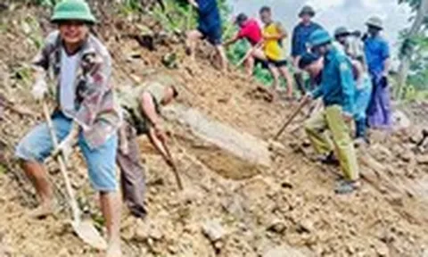 Cả xã chung tay sửa đường sạt lở xuyên lễ để kịp đón học sinh vào năm học mới