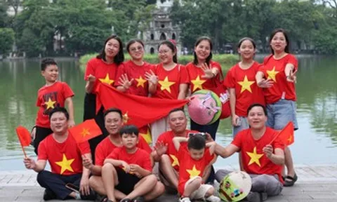 Người dân ở Thủ đô hòa mình trong sắc đỏ mừng Quốc khánh 2/9