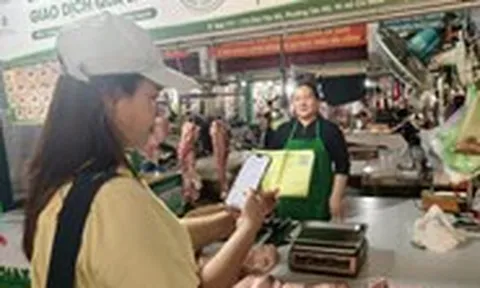 Lễ 2-9, mới hơn 9h sáng sạp heo 'Tick xanh trách nhiệm' đã gần hết hàng