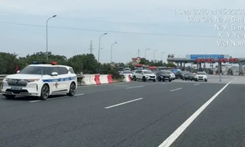 Xe dồn về Hà Nội, CSGT cho ô tô đi vào làn ngược chiều trên cao tốc