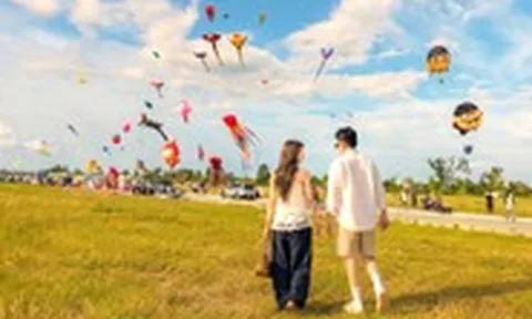 Lễ 2-9: Dòng người đổ về hồ nước 'khổng lồ' thả diều, hóng gió