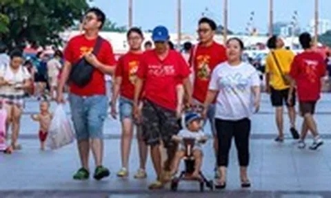 Hàng ngàn người đổ về trung tâm Hà Nội và TP.HCM chờ xem pháo hoa mừng Quốc khánh