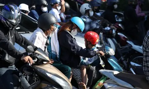 Hết nghỉ lễ 2/9, nhiều người mệt mỏi vì nắng nóng trên đường trở lại Hà Nội