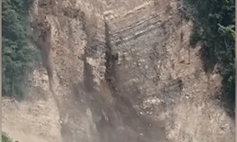 Clip núi lở, đất đá vùi lấp đường vào nhiều bản ở Nghệ An