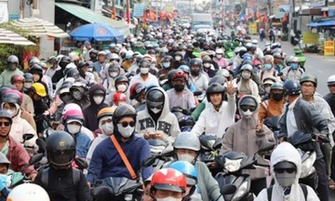 Người dân đội nắng, nhích từng mét chờ lên phà Cát Lái để trở lại TPHCM