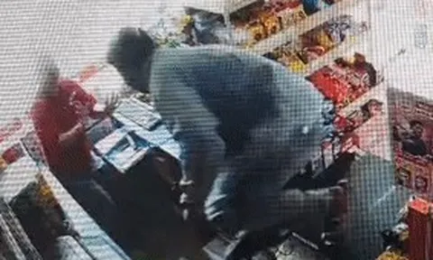 Bắt giữ kẻ cầm dao dọa giết nhân viên siêu thị ở Hà Nội để cướp tài sản