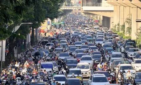 Đường phố Hà Nội ken đặc xe cộ trong ngày đầu đi làm lại sau kỳ nghỉ lễ