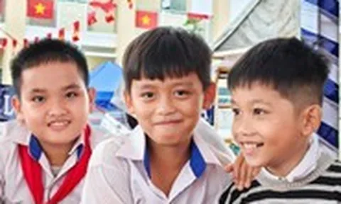 Trường của em nay đẹp lắm, không còn be bé, nằm lặng giữa rừng cây nữa rồi!
