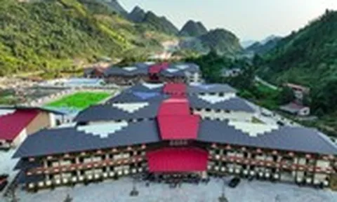 Hình ảnh ngôi trường thiết kế độc đáo với gam màu thổ cẩm đặc trưng của đồng bào Mông, Dao trước ngày khai giảng