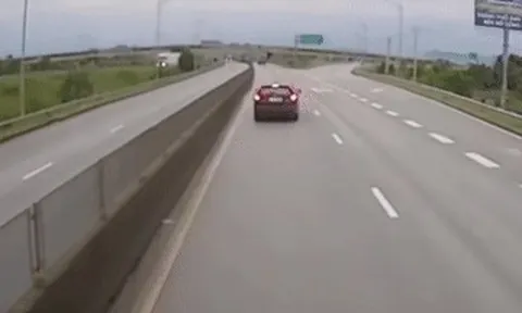 Clip ô tô con đột ngột rời cao tốc, tài xế xe tải phanh 'cháy đường'