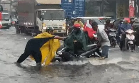 Quốc lộ 1 ‘ngập như sông’, xe máy liên tục ngã nhào giữa dòng nước