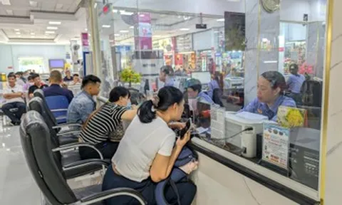 Người dân đến ga Sài Gòn từ 3h sáng 'săn' vé tàu Tết Đinh Mùi