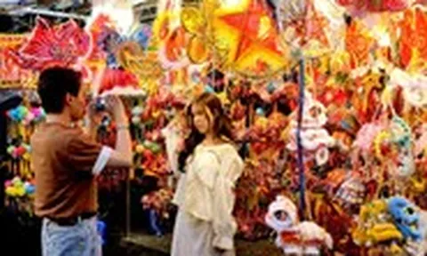 Phố lồng đèn sôi động, tiểu thương vẫn 'ngóng' khách mua