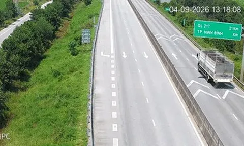 Ô tô bán tải chạy 78km/h, bám sau xe tải chưa đầy 25m trên cao tốc bị phạt