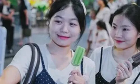 Đổ xô xếp hàng check-in ở 35 Tràng Tiền