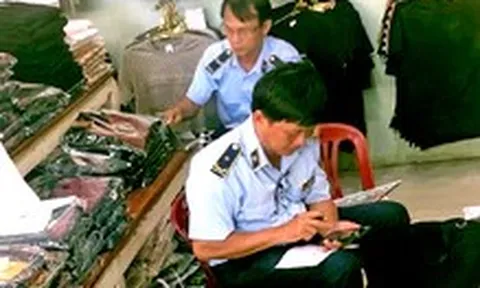 Gửi 2 đôi giày 'hiệu' sang Nga mới biết hàng giả: Khi mua hàng làm sao nhận ra hàng nhái?
