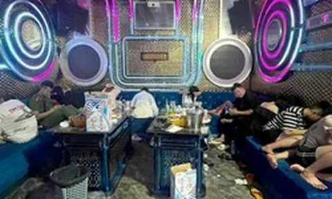 Công an kiểm tra quán karaoke Quang Râu lúc 23 giờ