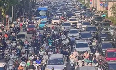 Kẹt cứng nhiều tuyến phố Hà Nội ngày đầu học sinh đến trường sau khai giảng