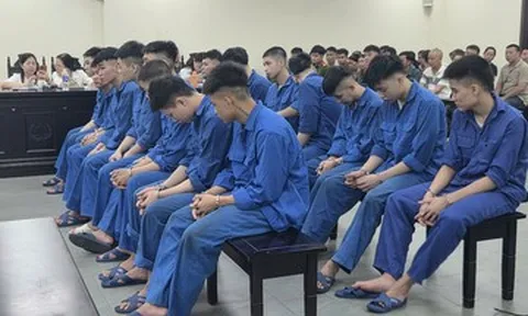 Hàng chục thanh niên mang kiếm, gạch rượt đuổi, chém nhau trong đêm ở Hà Nội