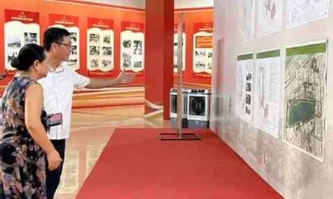 Hình ảnh người Hà Nội xem quy hoạch, góp ý chỉnh trang khu vực hồ Hoàn Kiếm