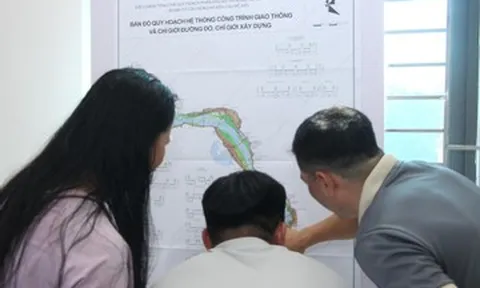 Người dân Hà Nội đổ về xem quy hoạch phân khu đô thị sông Hồng