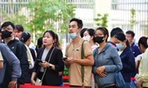 Sách giáo khoa vẫn thiếu, phụ huynh xếp hàng từ 4h sáng, chạy 7-10 nhà sách
