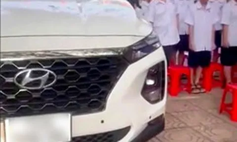 Nữ hiệu phó đỗ ô tô giữa sân trường khi học sinh chào cờ: Bị phản ánh vay tiền giáo viên