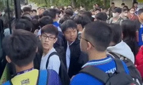 Cảnh nghìn sinh viên vây kín trạm xe buýt TPHCM, cửa vừa mở đã phải lùi lại