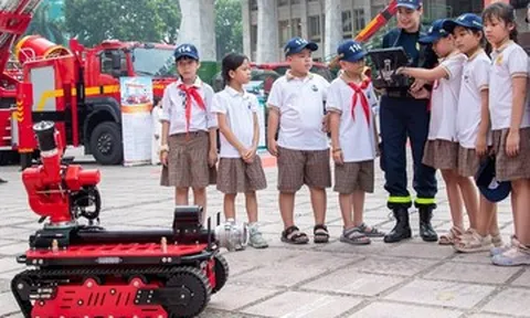 Người dân Hà Nội hào hứng trải nghiệm xe thang, robot chữa cháy