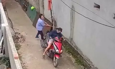 Người phụ nữ liên tục thách thức, dùng chổi đánh hàng xóm