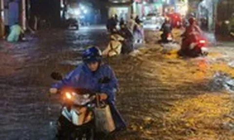 Mưa lớn, nhiều tuyến đường TP.HCM ngập nặng, người dân chật vật về nhà