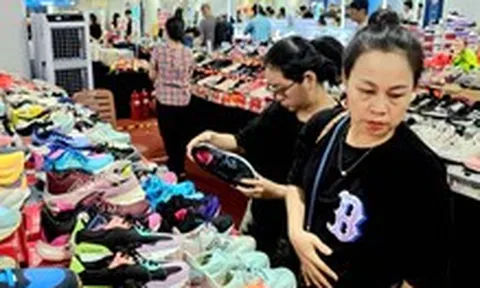 Bỏ ra bảy tám trăm ngàn mà đòi giày 'xịn', tự lừa mình chứ ai lừa được?
