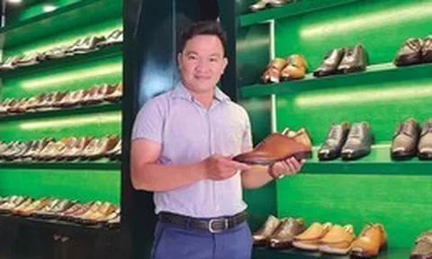 Thương hiệu giày Việt tuyên bố đóng cửa sau 10 năm, CEO đi làm… 'phụ hồ'