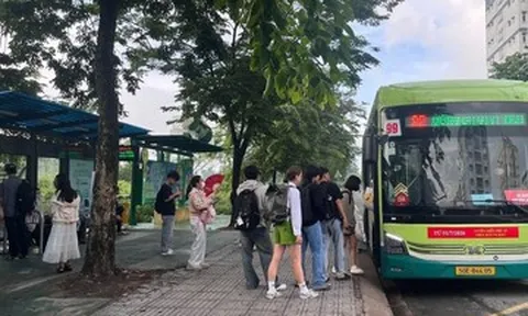 Bất ngờ hình ảnh trạm xe buýt ĐHQG TPHCM sau một ngày 'nghẹt thở'