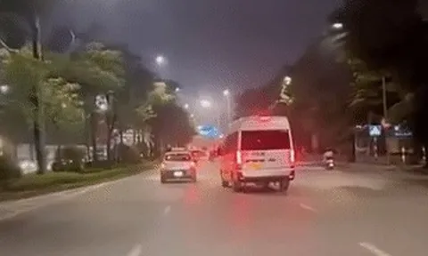 Hai ô tô lạng lách, rượt đuổi nhau trên đường ở Hà Nội