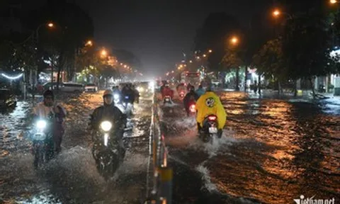 Nhiều tuyến đường TPHCM ngập sâu, dòng xe chật vật vượt nước