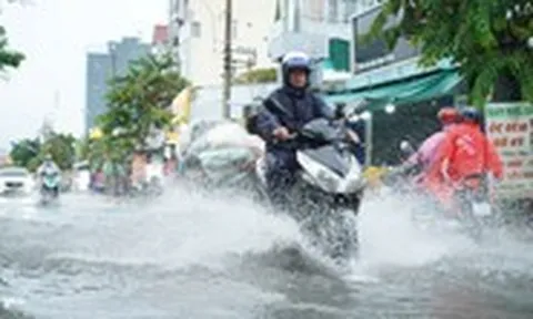 Mưa không lớn nhưng triều cường dâng cao, nhiều đường TP.HCM ngập lênh láng