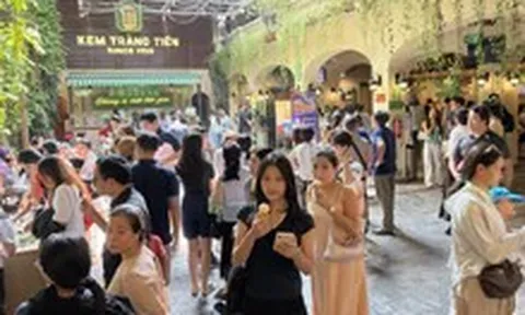 Khách nườm nượp đổ về cửa hàng kem 35 Tràng Tiền trước ngày đóng cửa