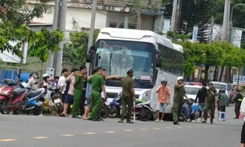 Nam sinh lớp 6 bị cuốn vào gầm ô tô khách đang lùi, tử vong tại chỗ