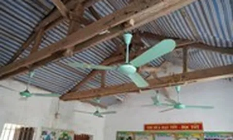 Cận cảnh lớp học phải căng bạt, giám đốc sở 'giật mình' khi đi kiểm tra