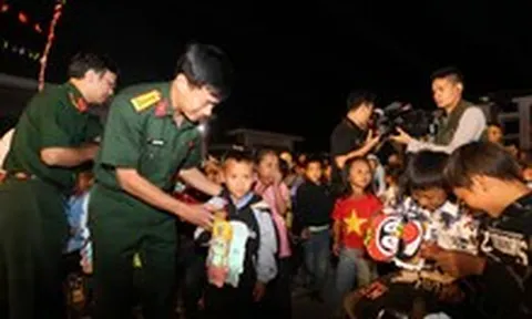 Bộ đội làm trung thu sớm cho các em nhỏ nơi bản biên cương Na Ngoi