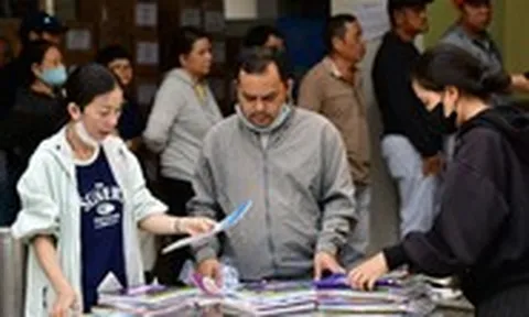 Doanh thu sách giáo khoa trên chợ mạng tăng 112%, phụ huynh đang săn lùng kiểu gì?