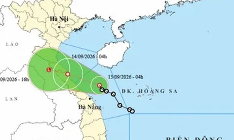 Áp thấp nhiệt đới áp sát đất liền, mưa lớn dồn dập từ Trung Bộ ra miền Bắc