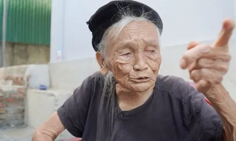 Cụ bà 98 tuổi kể đêm cả làng tháo 130 ngôi nhà, mở đường cho xe ra trận
