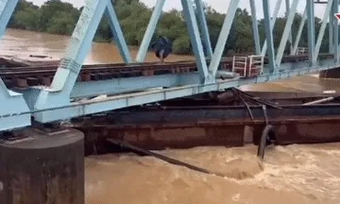 Lũ cuốn 3 xà lan mắc kẹt dưới cầu đường sắt ở Quảng Trị