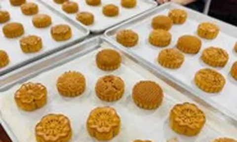 Bánh Trung thu 'nhà làm' bán tràn lan, người mua cần cân nhắc những điều gì?