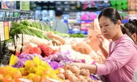 Kiềm giá xăng dầu để 'ghìm cương' giá cả cuối năm