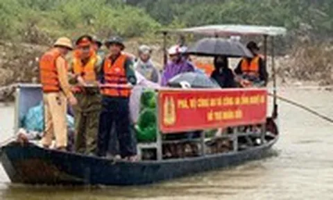 Cầu bị lũ cuốn nhưng có phà Bộ Công an tặng, bà con miền núi yên tâm qua sông